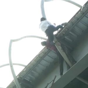 Героїчний вчинок: в Індії поліцейський видерся на вершину мосту, щоб врятувати самогубця