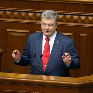 Залізну завісу на кордоні не ставитимуть: Порошенко закликав роботодавців збільшувати зарплати українцям