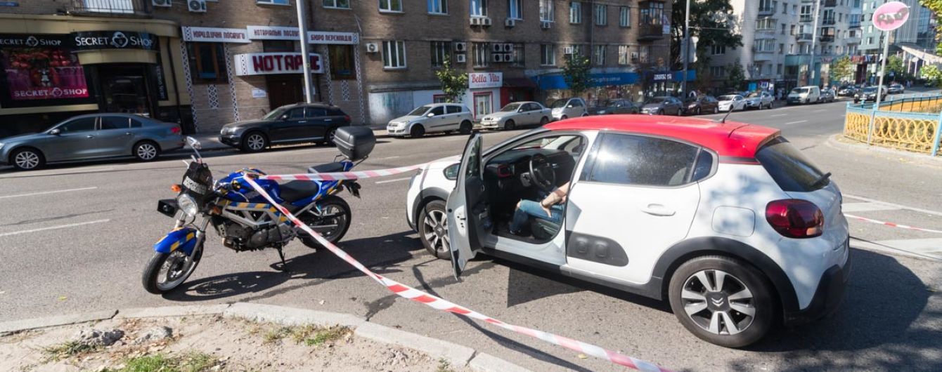У центрі Києва легковик протаранив поліцейського-мотоцикліста