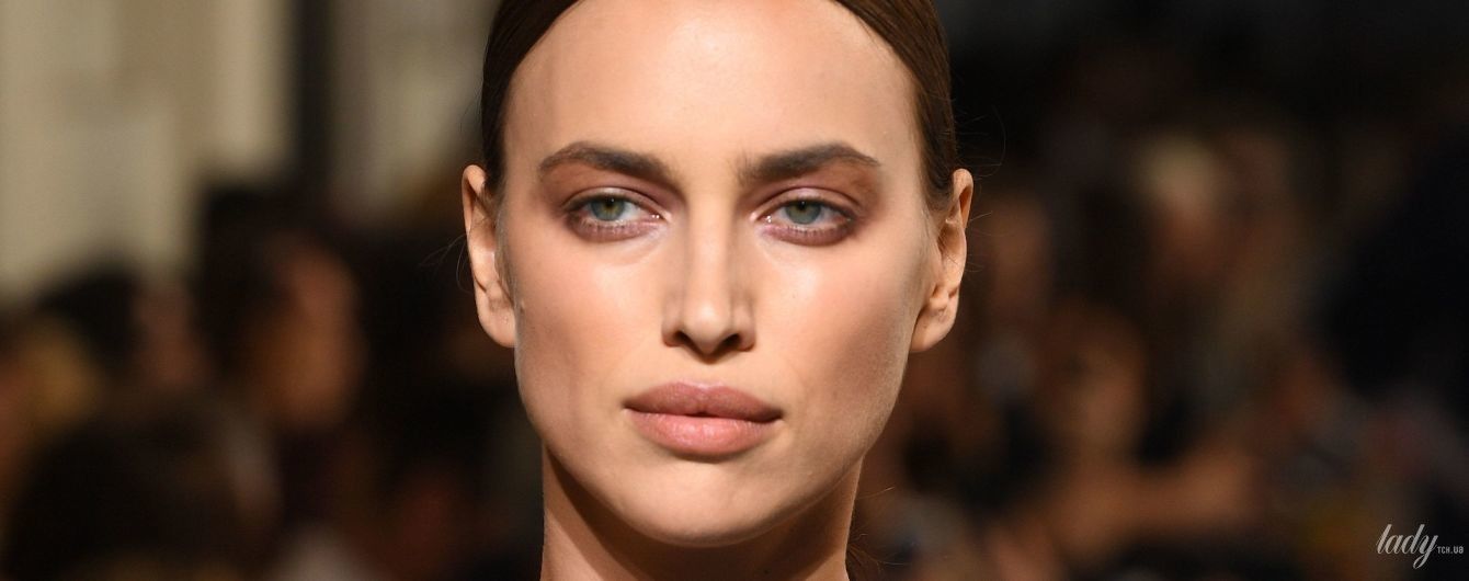 С томным взглядом и в эффектном платье: Ирина Шейк на показе Max Mara