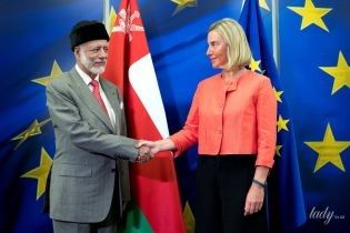 В коралловом жакете и с красным маникюром: яркий образ главы дипломатии ЕС Федерики Могерини