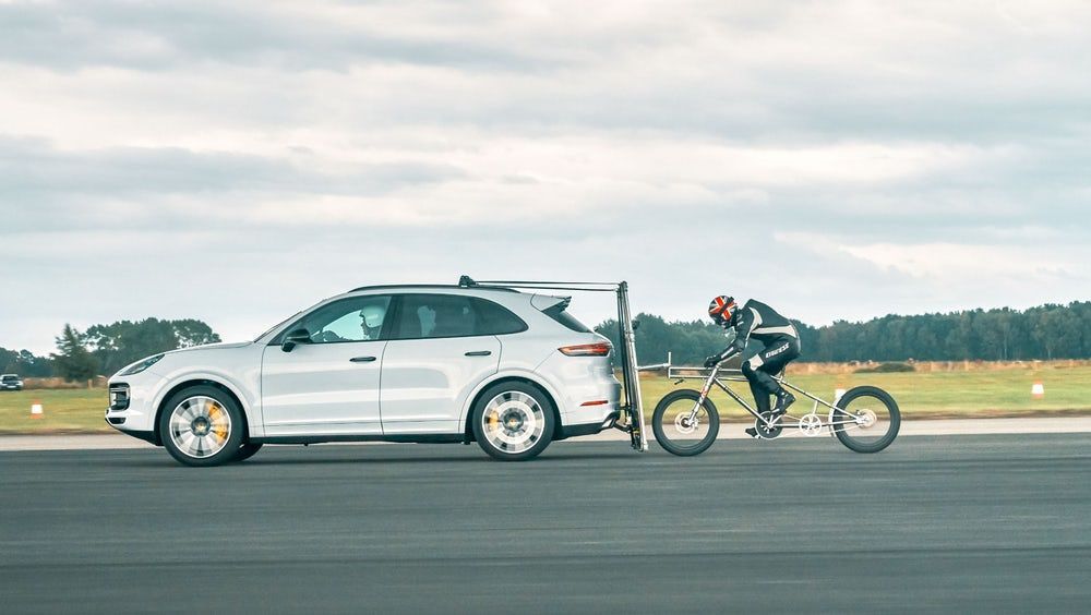 Porsche Cayenne Turbo, велосипедист