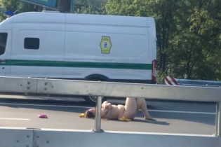 "Искала любовь". В Киеве обнаженная женщина улеглась посреди трассы, а потом запрыгнула на крышу авто