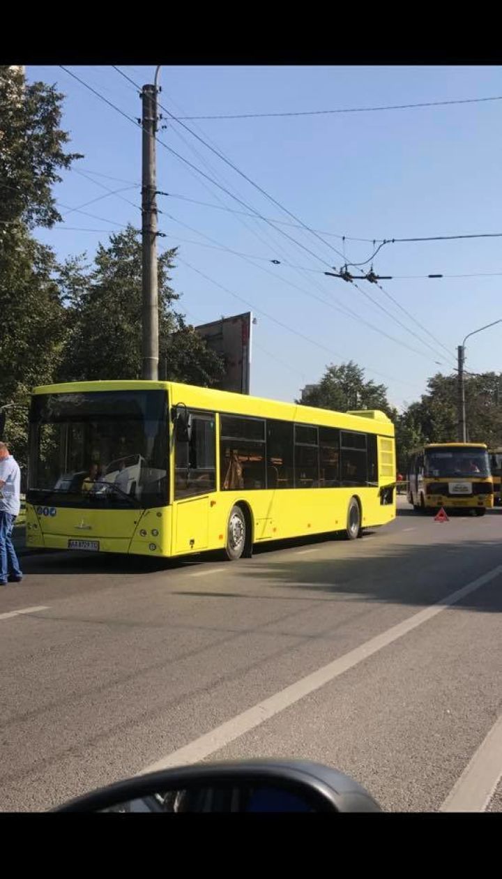 Новенький "МАЗ" зламався у Львові просто серед міста