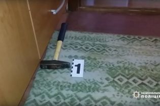 В Одесі молодик забив молотком свою бабусю і викинувся з вікна