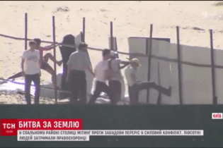 Скандальна забудова Осокорків: у Києві активісти знесли паркан і роззброїли охорону