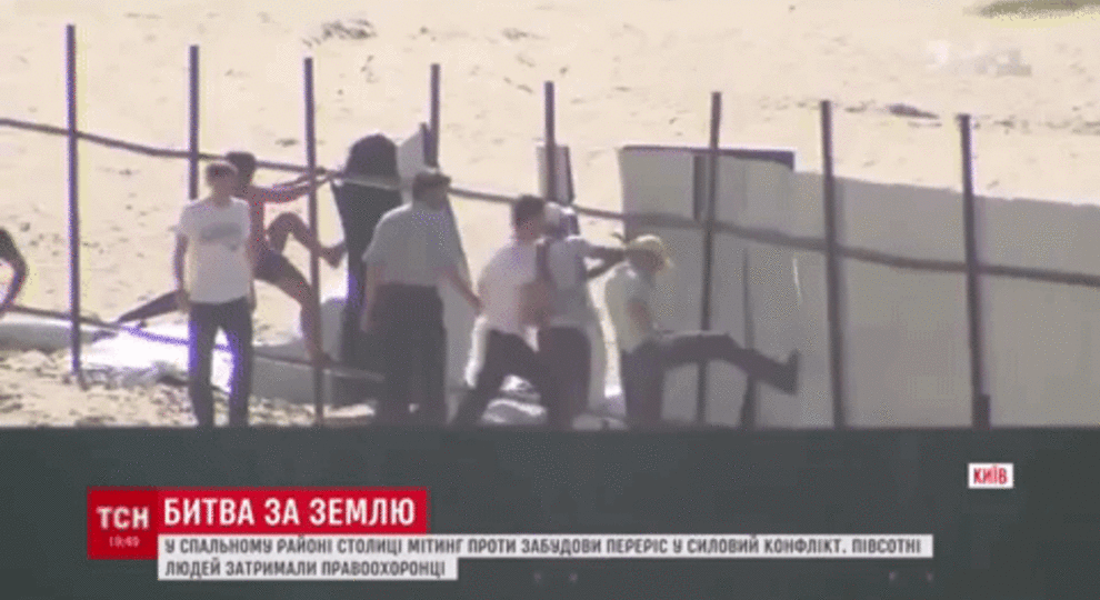 Скандальная застройка Осокорков: в Киеве активисты снесли забор и разоружили охрану