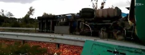 Участок трассы Киев-Харьков до сих пор перекрыт из-за пятничного ДТП. Дорога усыпана яблоками