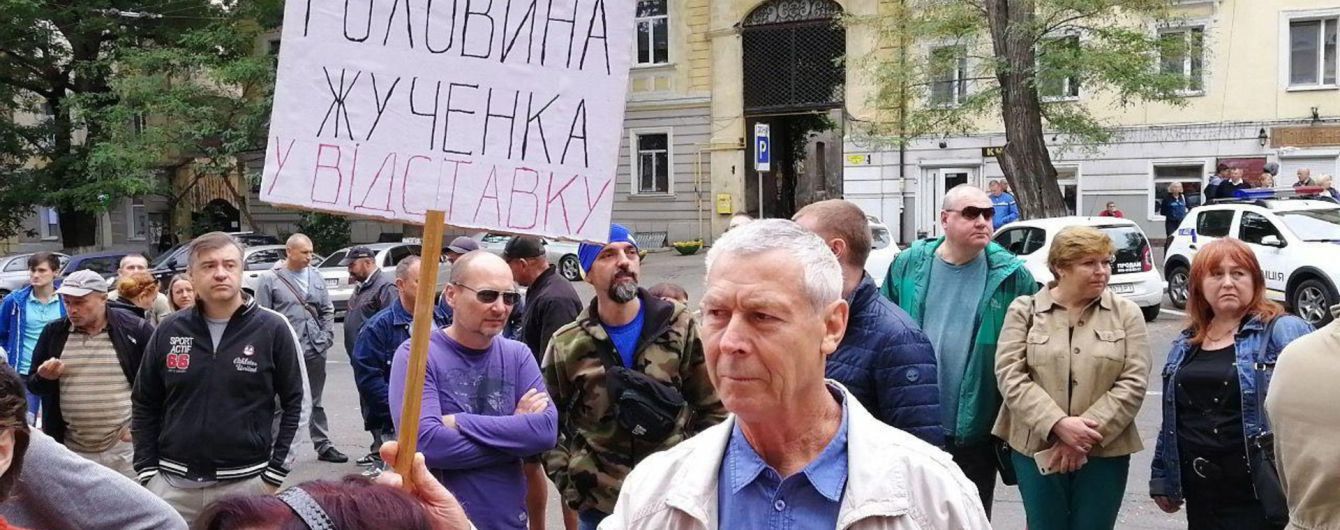 В Одессе начался протест из-за покушения на активиста Михайлика