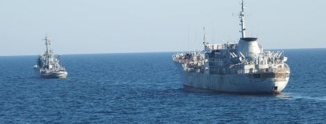 Українські кораблі ВМС пройшли під Кримським мостом - ЗМІ