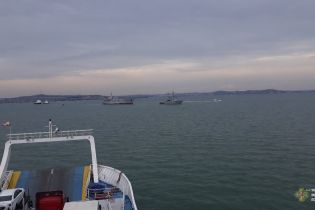У Мережі з'явилося відео проходження українських військових кораблів під Кримським мостом