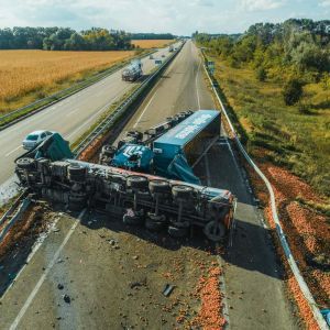 На Київщині фура з молоком врізалася в "яблучну" вантажівку, що пролежала на дорозі два дні