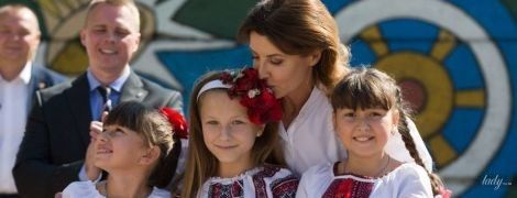 В красивой блузе с широкими рукавами: Марина Порошенко в Донецкой области
