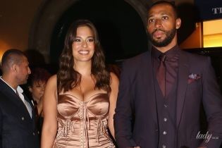 Модель plus-size Эшли Грэм подчеркнула пышную грудь атласным платьем