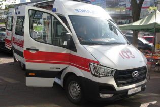 В Hyundai показали современные машины "скорой", производство которых запустили в Украине
