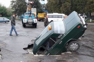 В Киевской области автомобиль среди города провалился под асфальт