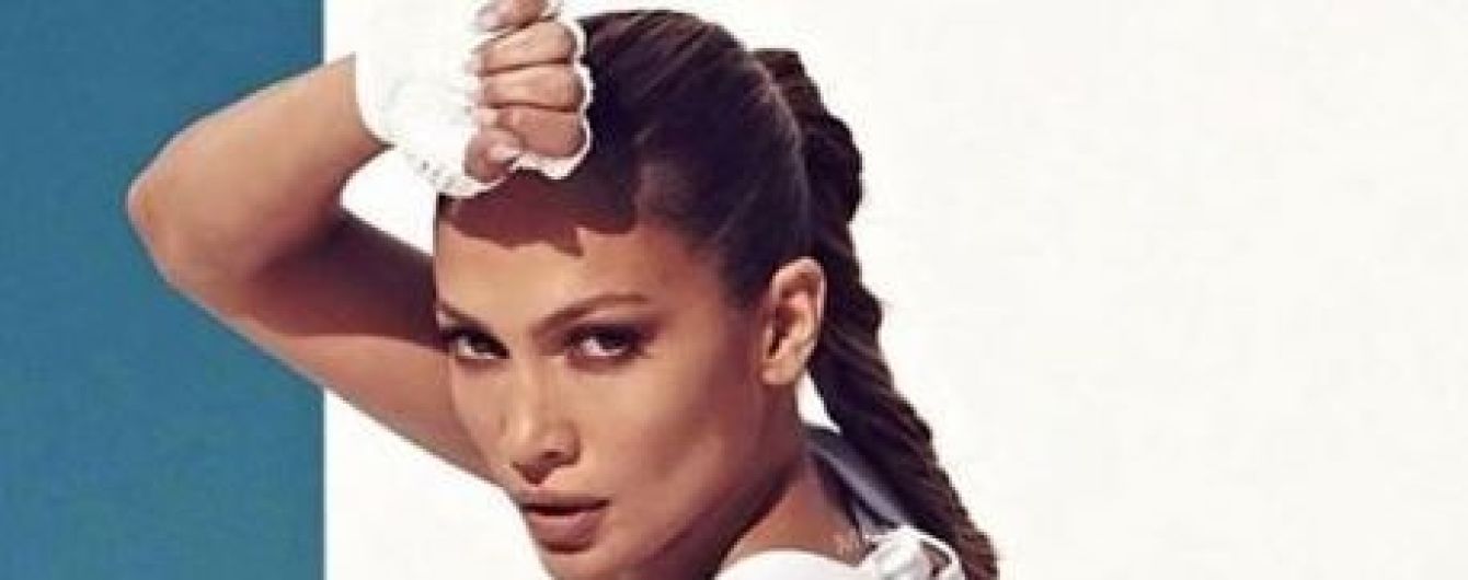 Дженніфер Лопес не втрималась на ногах та впала просто під час виступу