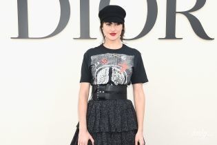 В кепке и с "седлом" Dior: стильная Шейлин Вудли на модном показе в Париже