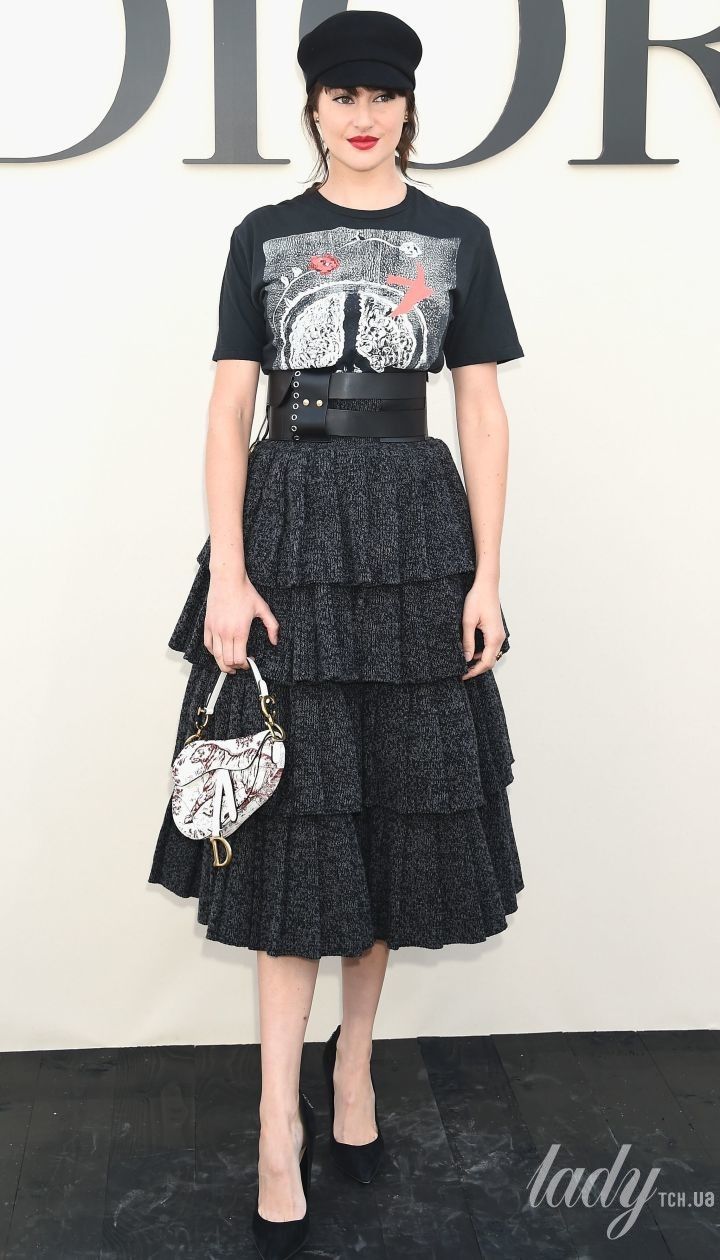 В кепке и с "седлом" Dior: стильная Шейлин Вудли на модном показе в Париже