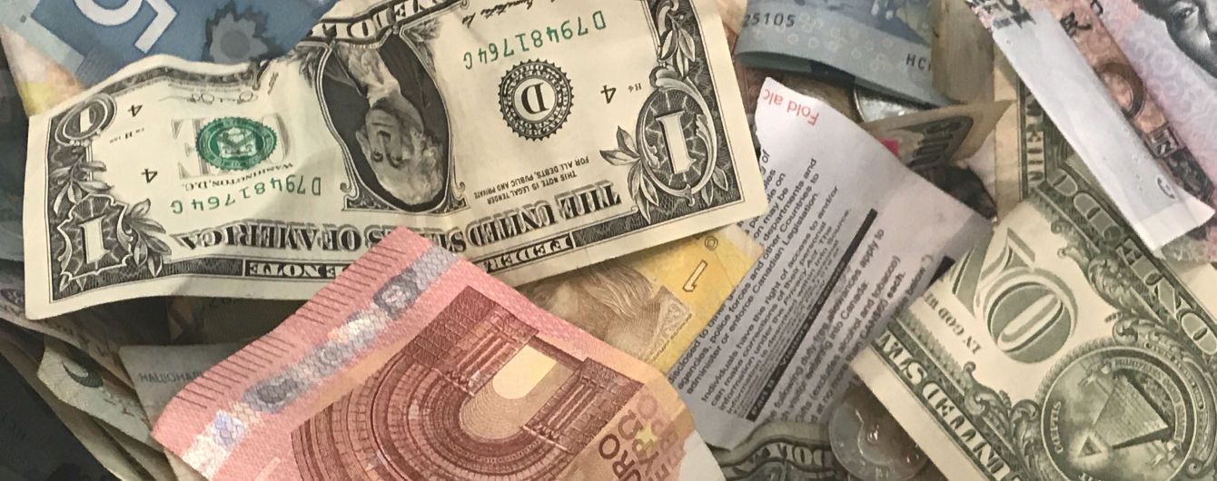 Долар і євро значно подешевшали. Курс валют на 6 грудня