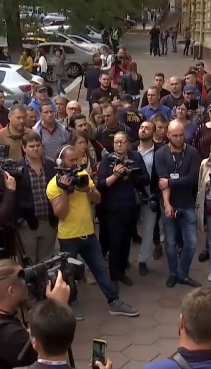 Розслідування нападу на Олега Михайлика вимагають активісти під обласною поліцією в Одесі