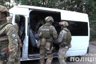 В Киеве пьяный мужчина с балкона угрожал оружием соседям и прохожим