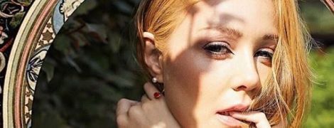 Жіночна Тіна Кароль посвітила стрункими ніжками у дизайнерських вбраннях