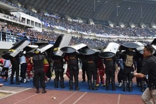 Уболівальники індонезійського клубу палицями на смерть забили фаната суперника