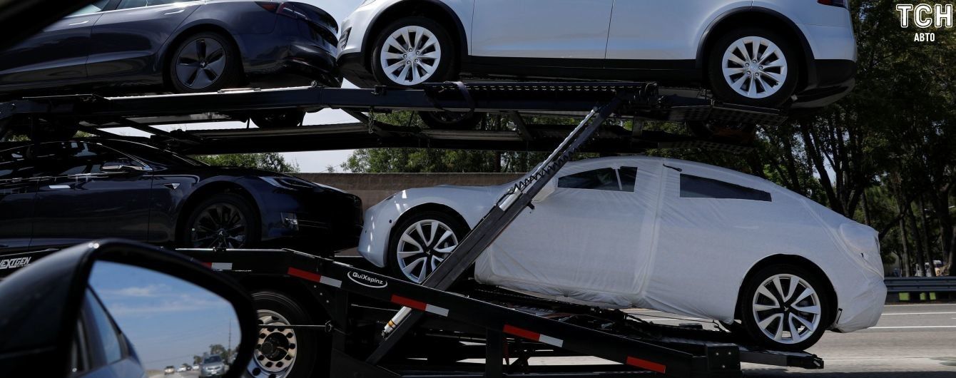 Tesla змушена розпочати виробництво автовозів
