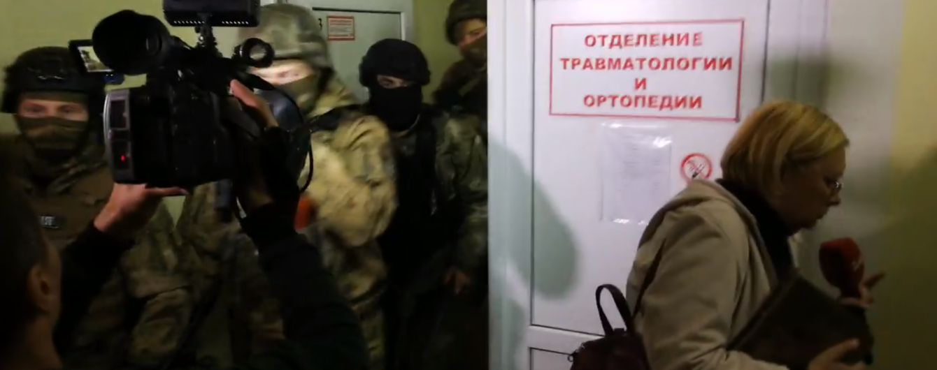Із колотнечею силовики оточили лікарню, де перебуває підозрюваний у замаху на Михайлика