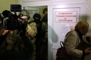 Із колотнечею силовики оточили лікарню, де перебуває підозрюваний у замаху на Михайлика