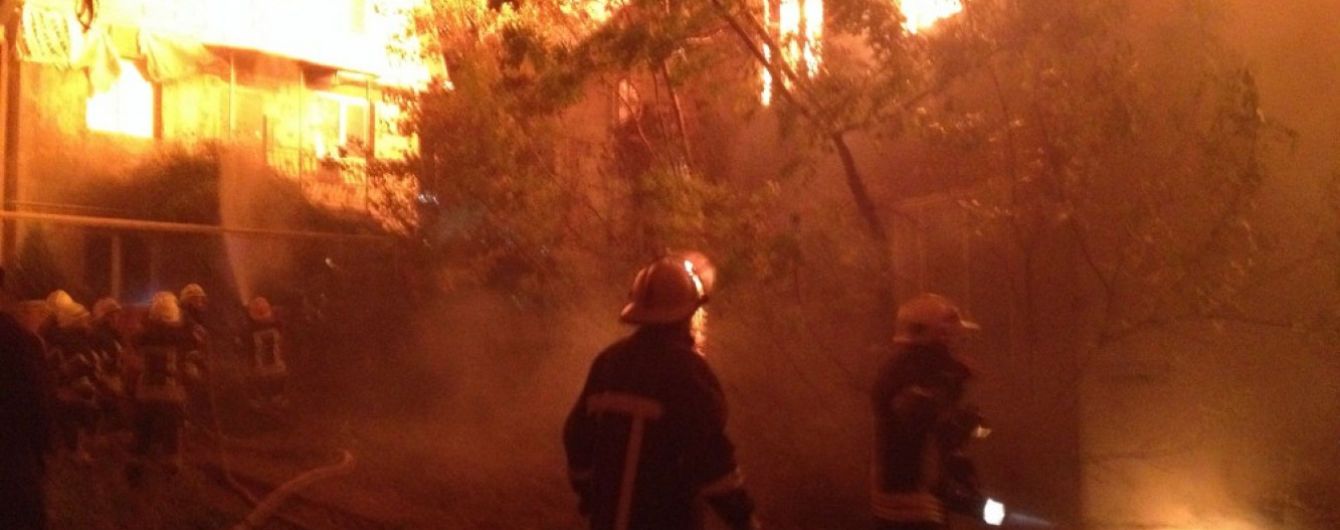 В Одесі горить санаторій, охоронці кажуть про підпал