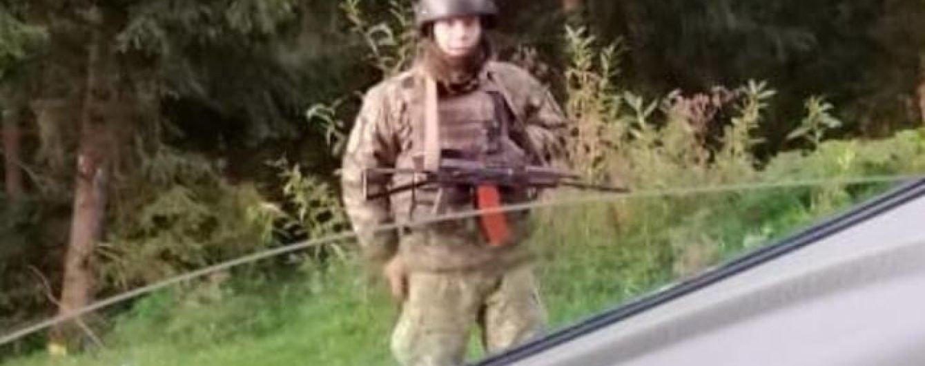 Невідомі у камуфляжі та зі зброєю перекривають дороги поблизу Буковелю