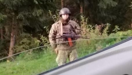 Неизвестные в камуфляже и с оружием перекрывают дороги вблизи Буковеля