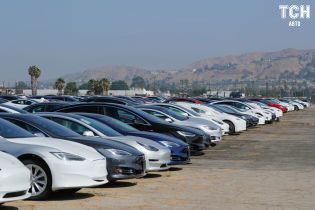 Tesla претендует на звание лидера продаж среди премиальных автомобилей