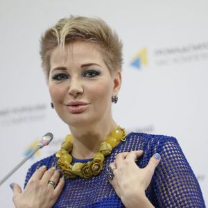 "Дверь уже взломана, 15 человек стоят в коридоре": Максакова заявила о захвате ее квартиры в Киеве