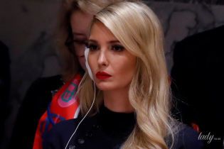 Сдержанно, но со вкусом: Иванка Трамп в черном платье и с красной помадой появилась на брифинге