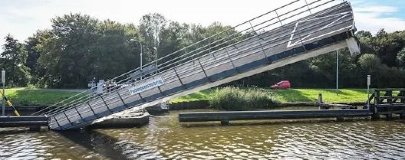 Баржа знесла міст у Нідерландах