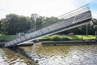 Баржа знесла міст у Нідерландах