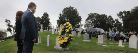 Президент Украины с женой почтили память Джона Маккейна