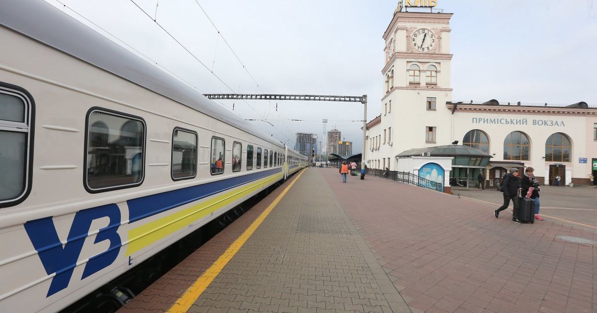 Поезд "Рахов-Киев" застрял в поле на несколько часов на Тернопольщине