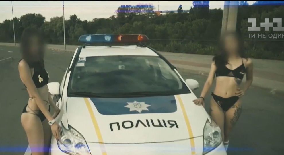 golie-dve-devushki-na-fone-mashini