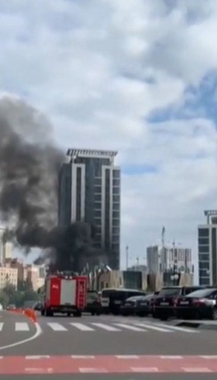 В елітному районі столиці загорілася багатоповерхівка
