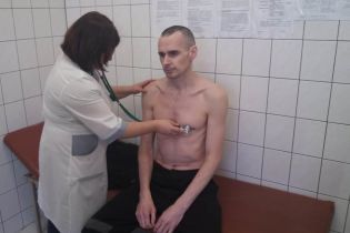 В России показали фото Сенцова из больницы