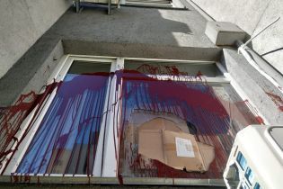 У Києві невідомі побили та залили фарбою вікна громадської приймальні нардепа Білецького
