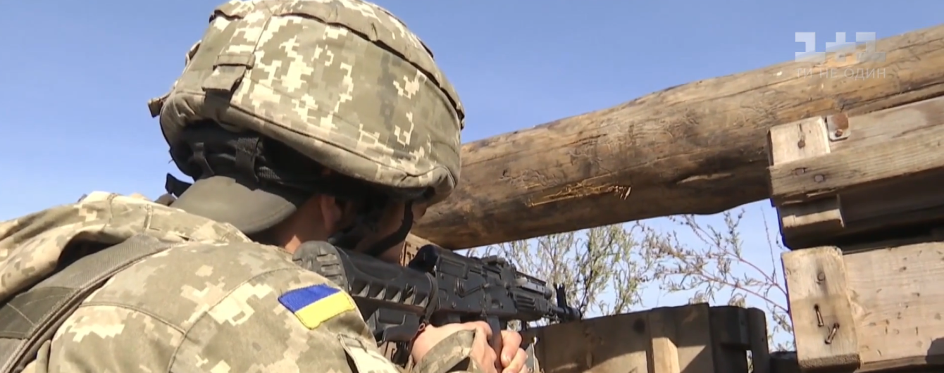 На фронті за день поранені вісім українських військових
