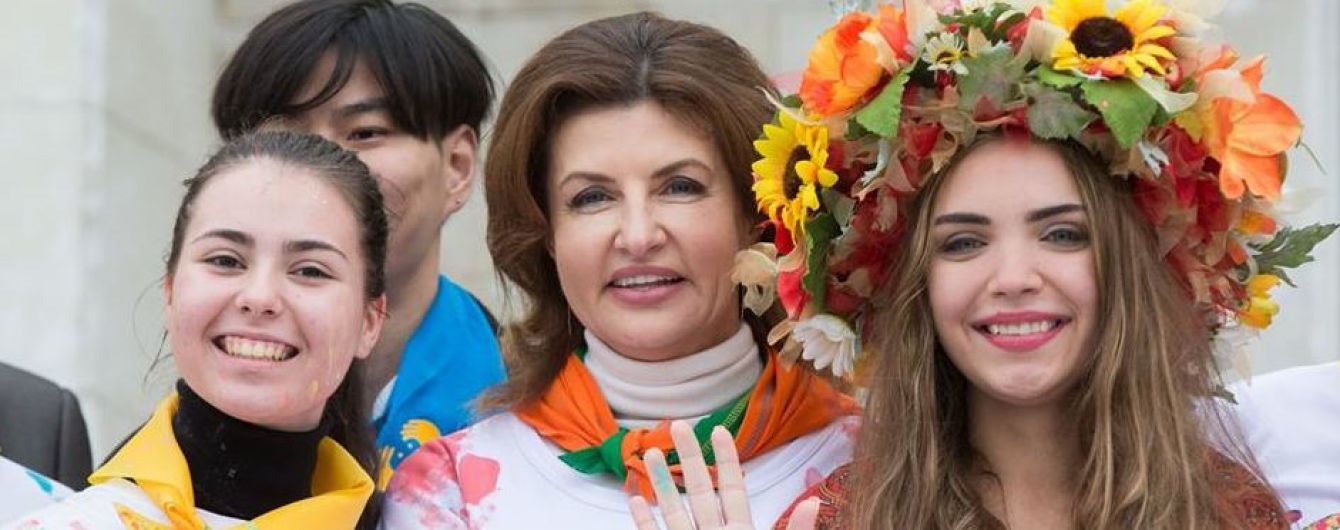 В футболке с цветным рисунком и с красным маникюром: Марина Порошенко встретилась со школьниками