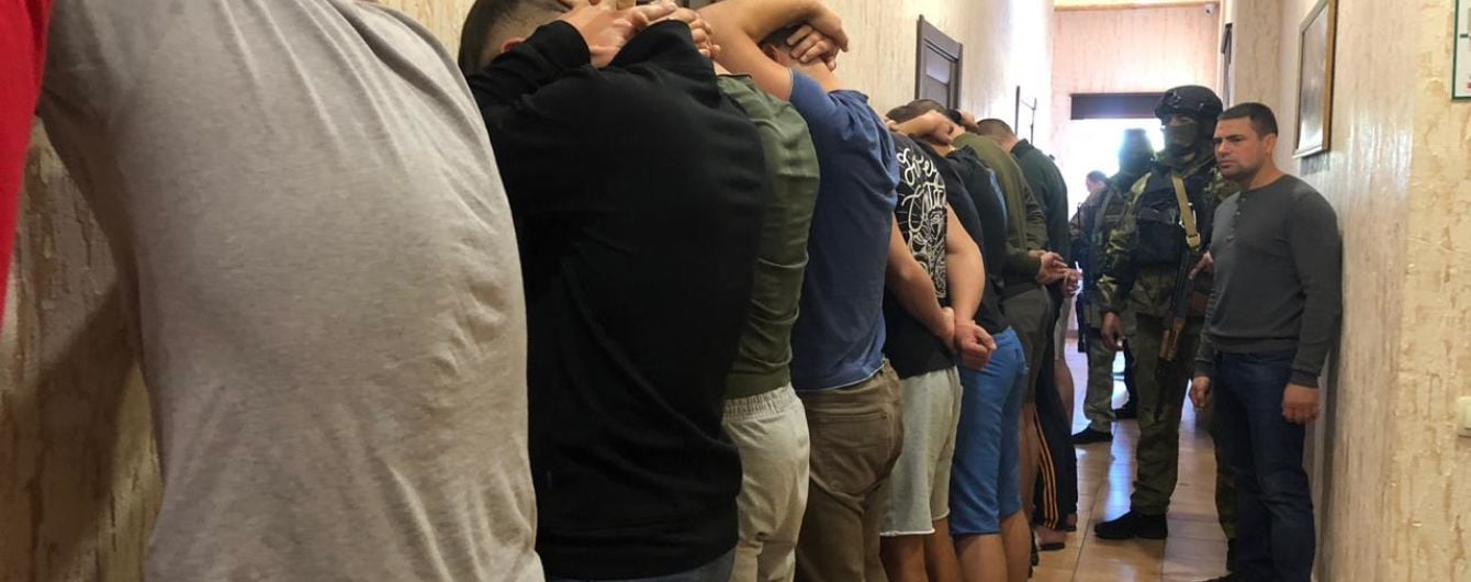 КОРД провел масштабный обыск в гостинице Одессы, где разместилась группа неизвестных с оружием