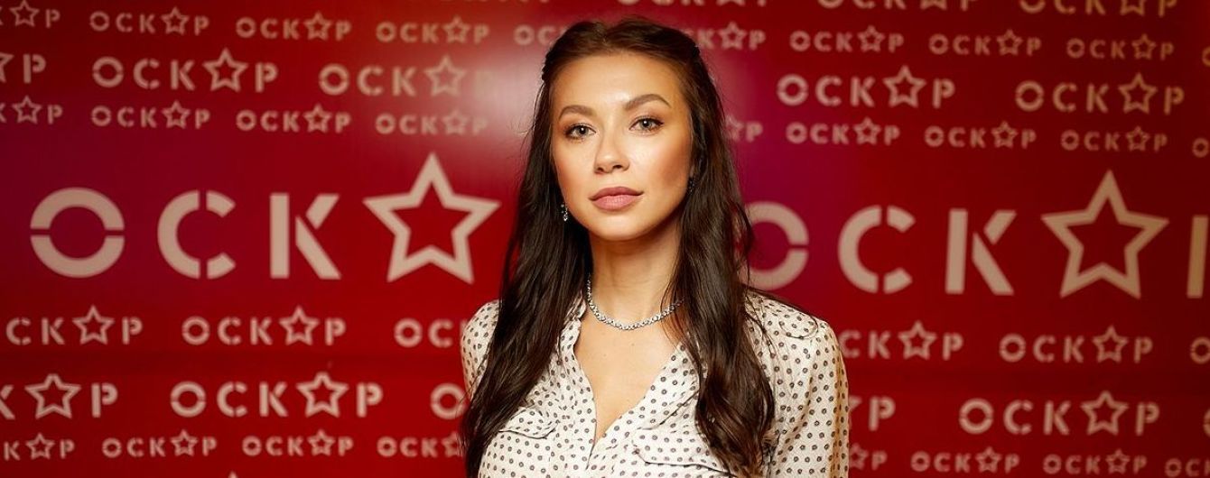 Кинобранч в столице: Полина Логунова в блузке в горох, Анита Луценко в клетчатой рубашке