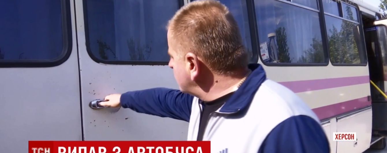 Падіння з автобуса: у Херсоні пасажир отримав тріщину в черепі та штраф від поліції